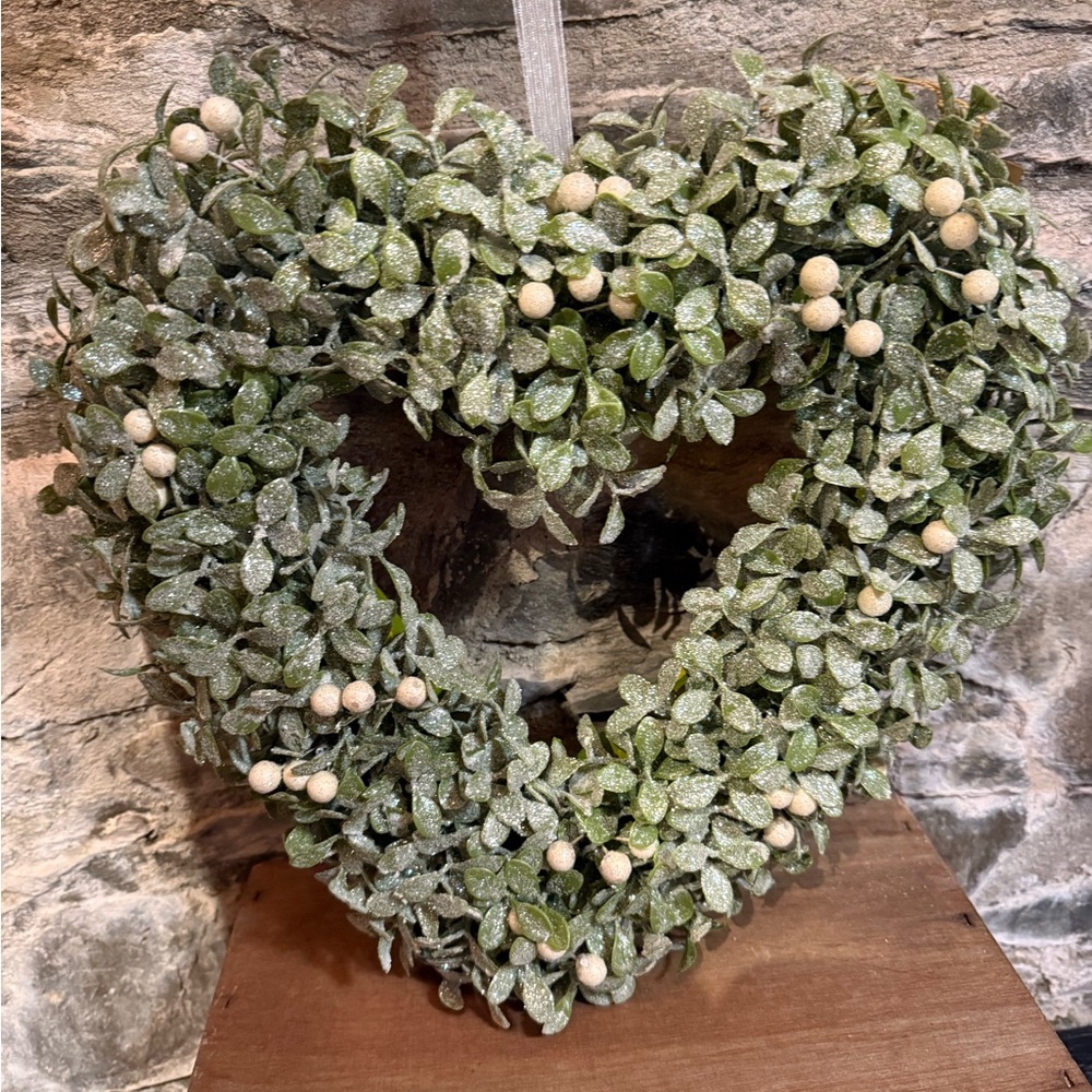 Green Heart Wreath with White Accents - Picture 1 of 7
